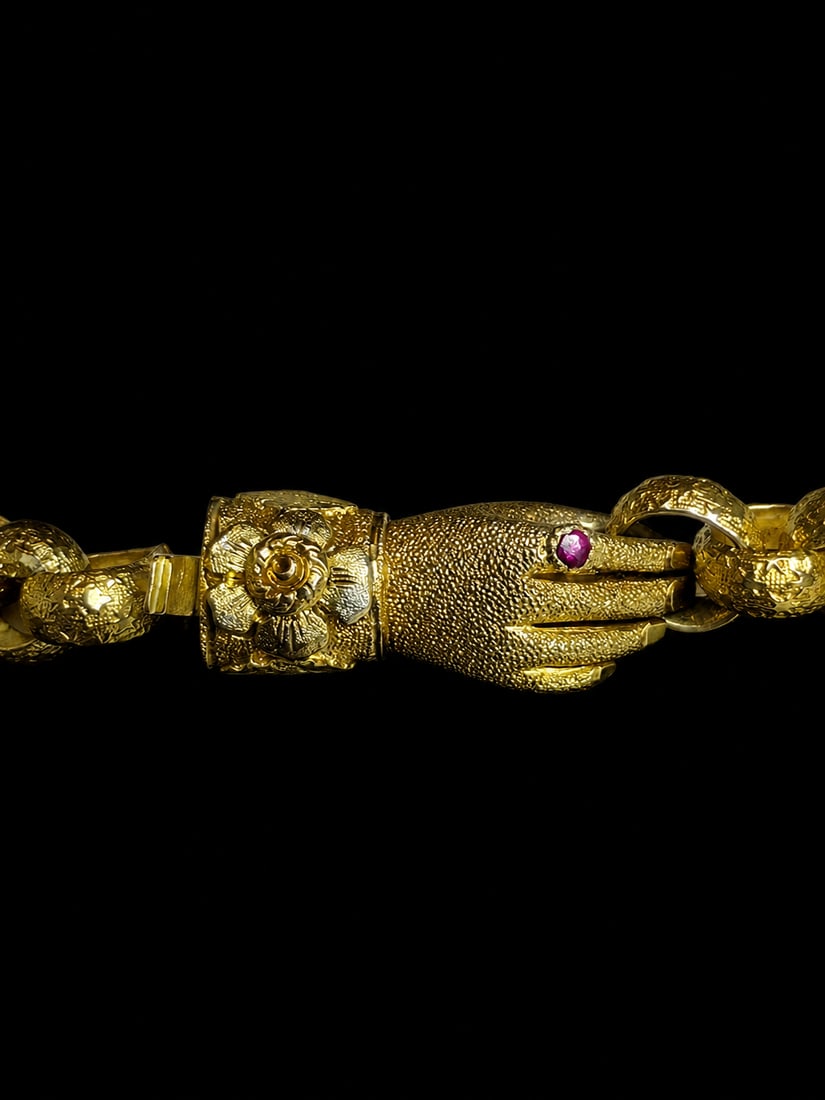 FINE GEORGIAN BELCHER LINK GUARD CHAIN WITH HAND CLASP: FINE GEORGIAN BELCHER LINK GUARD CHAIN WITH HAND CLASP,44,2 grams, testing 18 ct. gold.The links all decorated with stars.The hand clasp set with a ruby ring.Diam. links 7.1 cm.L. 120 cm.