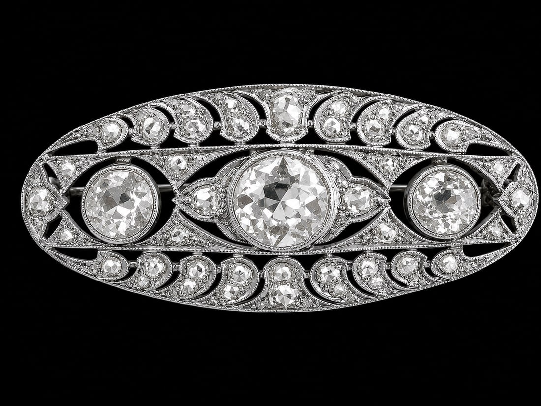 EDWARDIAN DIAMOND BROOCH: EDWARDIAN DIAMOND BROOCH,7.1 grams, testing platinum.Larger central diamond of approx. 1.27 ct.Diamonds bright and lively, totalling approx. 3.40 ct.W. 3.9 cm.