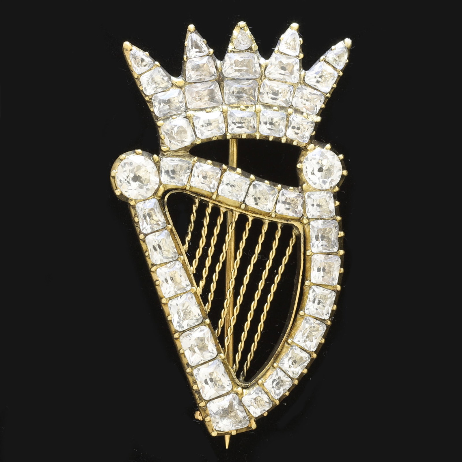 GEORGIAN IRISH/CELTIC HARP BROOCH: GEORGIAN IRISH/CELTIC HARP BROOCH,7.1 grams.Set with lovely black dot pasteL. 3.9 cm.