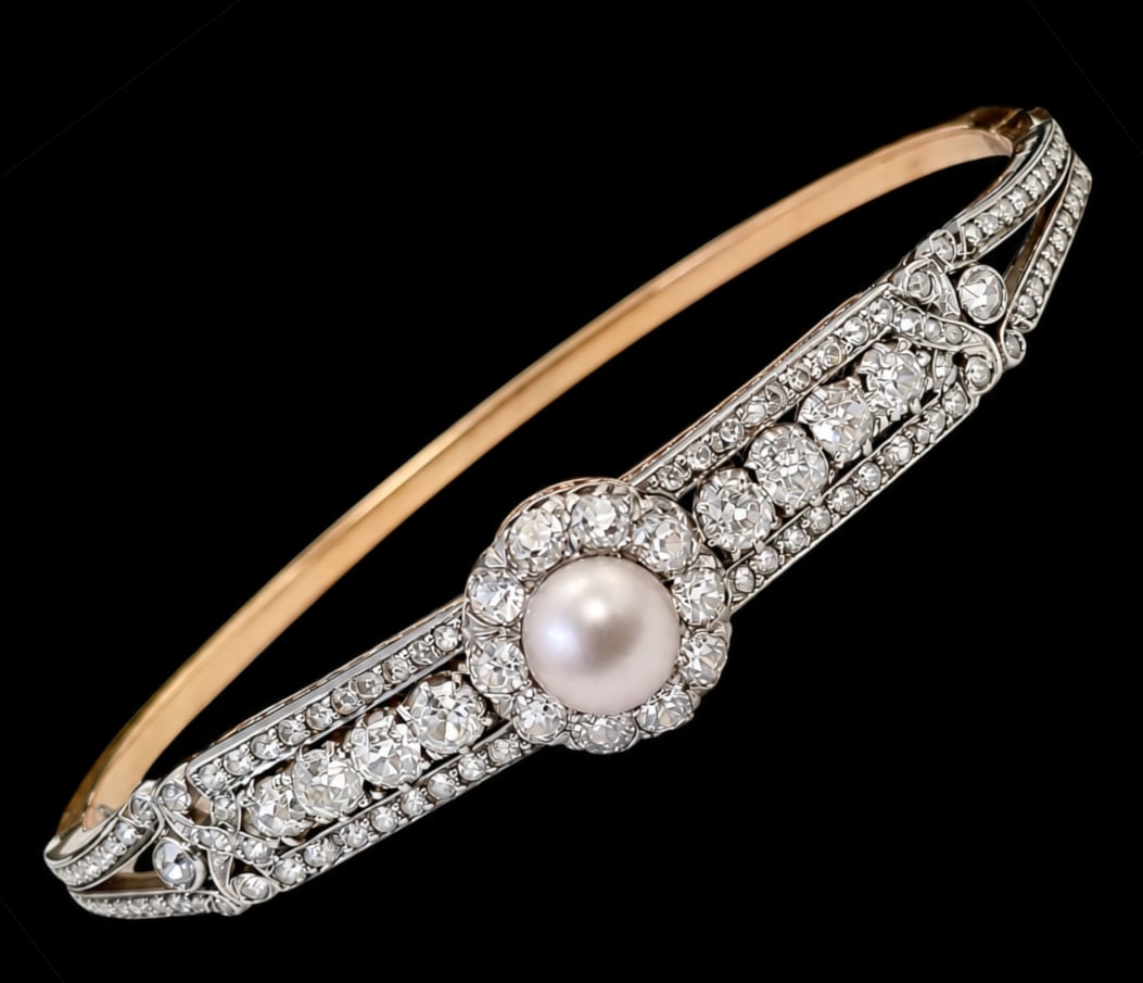 ELEGANT CERTIFICATED NATURAL SALTWATER PEARL AND DIAMOND BANGLE: ELEGANT CERTIFICATED NATURAL SALTWATER PEARL AND DIAMOND BANGLE 20.5 grams natural saltwater pearl with beautiful lustre bright lively old cut diamonds approx. 2.80 ct. 6.5 cm diameter
