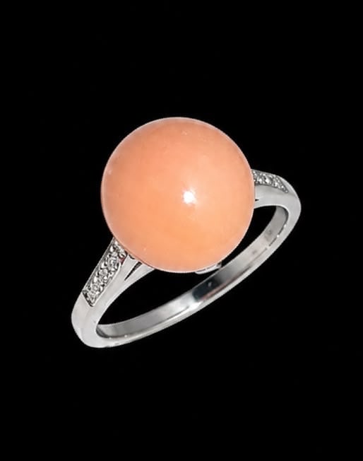 CONCH PEARL AND DIAMOND SOLITAIRE RING: CONCH PEARL AND DIAMOND SOLITAIRE RING,3 grams, testing platinum.Large conch pearl of approx. 10.7 x 9.9 x 7.8 mm.Bright and lively diamonds on the shoulders.Size M.