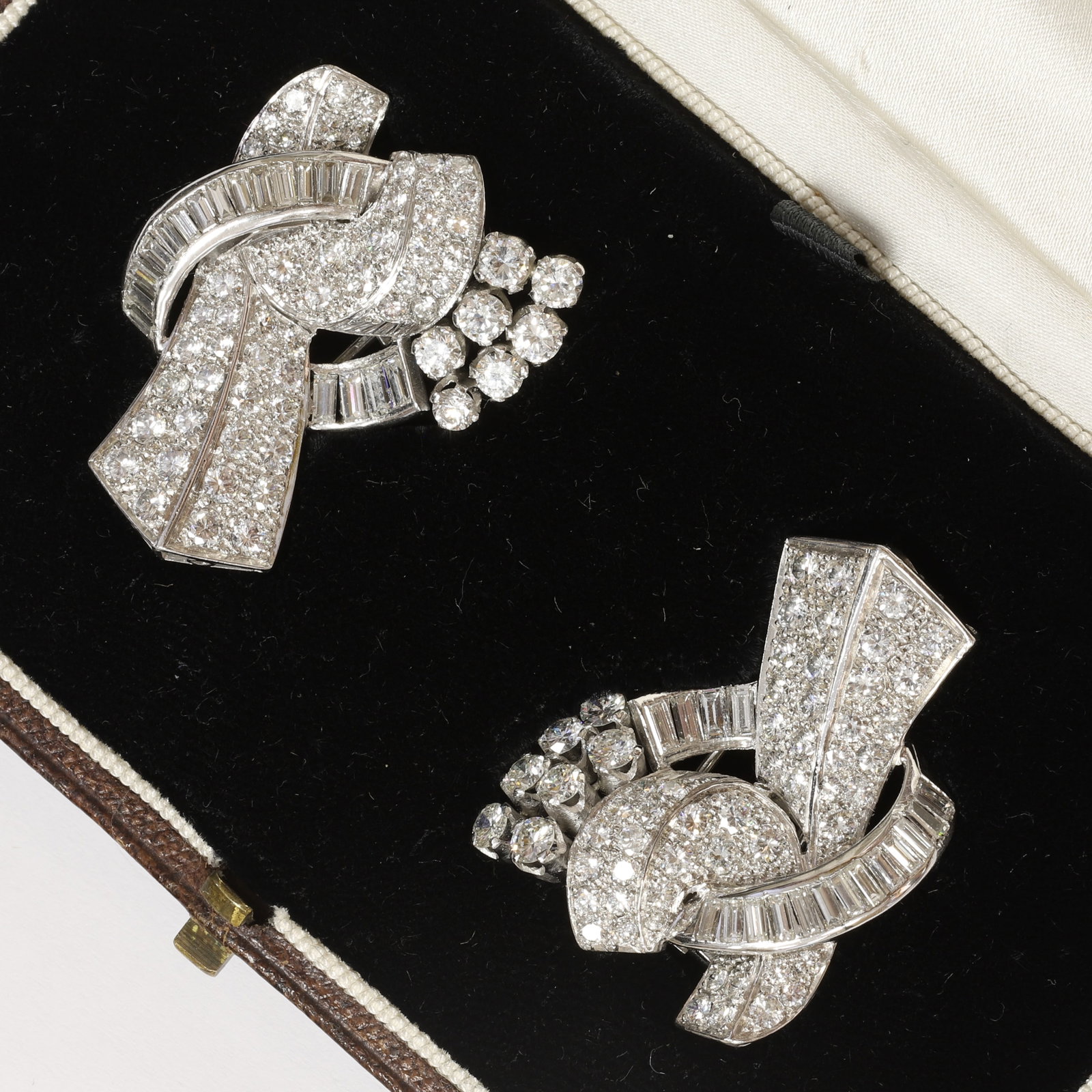 FANTASTIC DIAMOND DOUBLE CLIP BROOCH: FANTASTIC DIAMOND DOUBLE CLIP BROOCH,33 grams, testing high carat gold.Bright and lively mixed cut diamonds, totalling approx. 14 ct.Wearable as 1 brooch with separate mount or as 2 individual clips.L