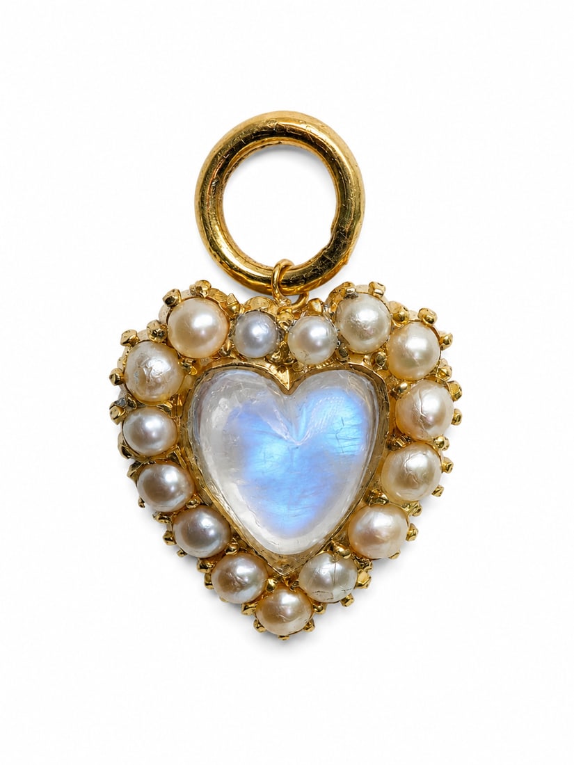 SWEET PEARL AND MOONSTONE HEART PENDANT: SWEET PEARL AND MOONSTONE HEART PENDANT,testing 15 ct. gold.Lovely monstones with nice blue shiller.Lovely pearls.L. 1.8 cm.