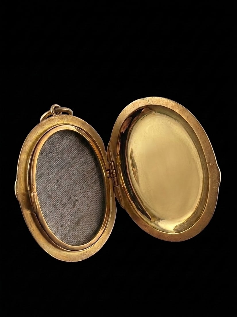 ANTIQUE MOONSTONE LOCKET PENDANT: ANTIQUE MOONSTONE LOCKET PENDANT,12.9 grams, testing 18 ct. gold.Rich and vibrant moonstone with nice blue shiller.L. 4 cm.