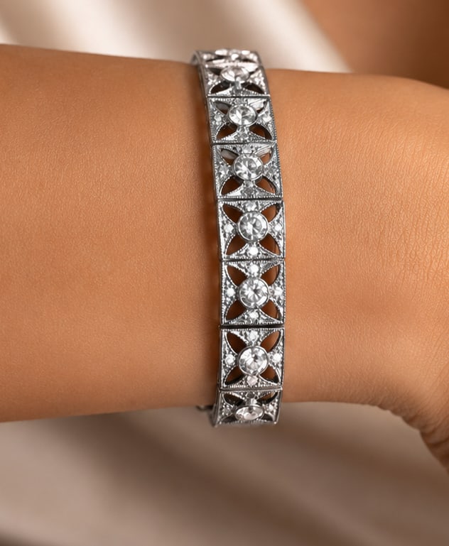 FINE PLATINUM AND DIAMOND BRACELET: FINE PLATINUM AND DIAMOND BRACELET,20.5 grams.Diamonds bright and lively, totalling approx. 3.50 ct.L. 18 cm.