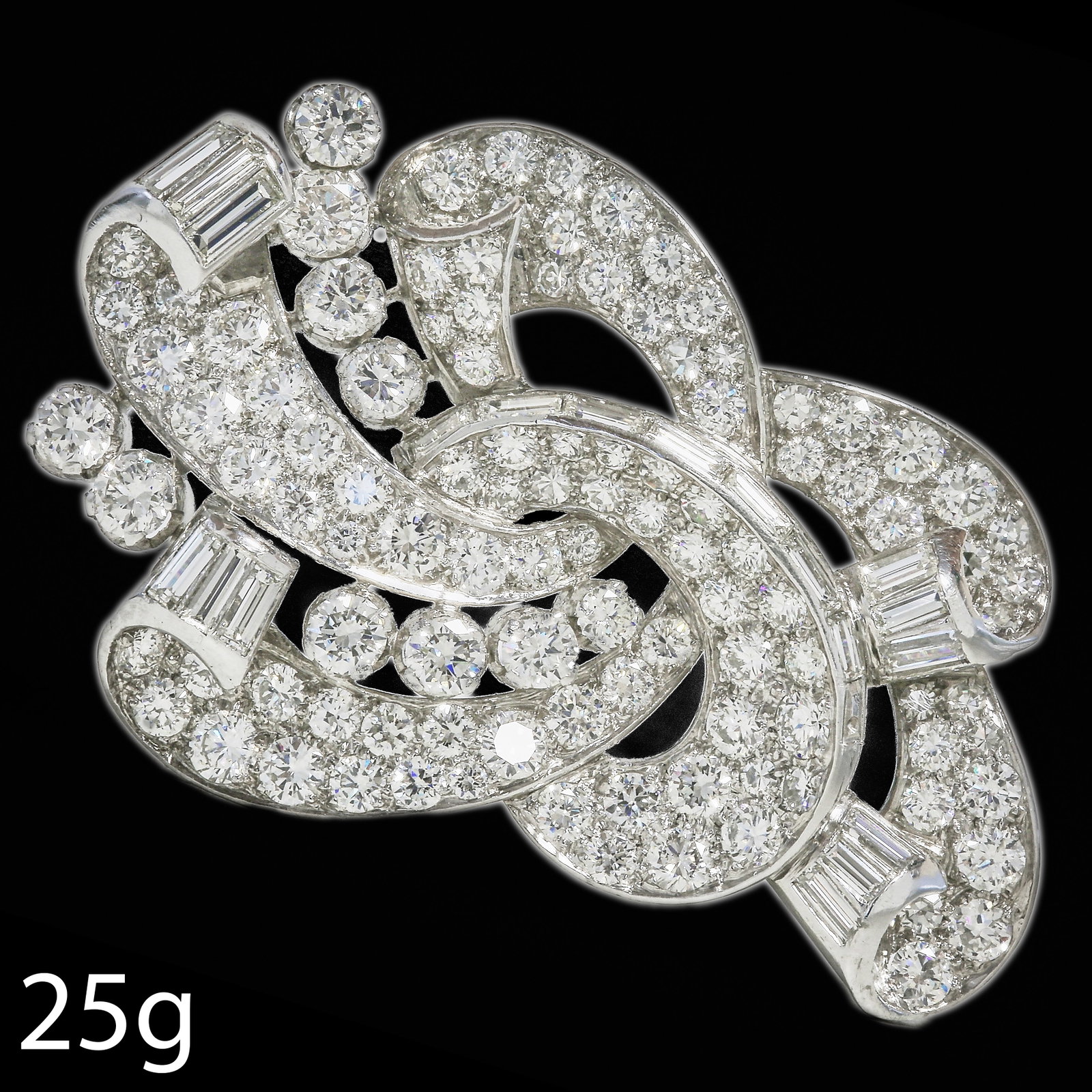 FANTASTIC ART-DECO DIAMOND CLIP BROOCH: FANTASTIC ART-DECO DIAMOND CLIP BROOCH,25 grams, testing platinum.Bright and lively mixed cut diamonds, totalling approx. 15 ct.Fine 3-dimensional design.W. 5.8 cm.