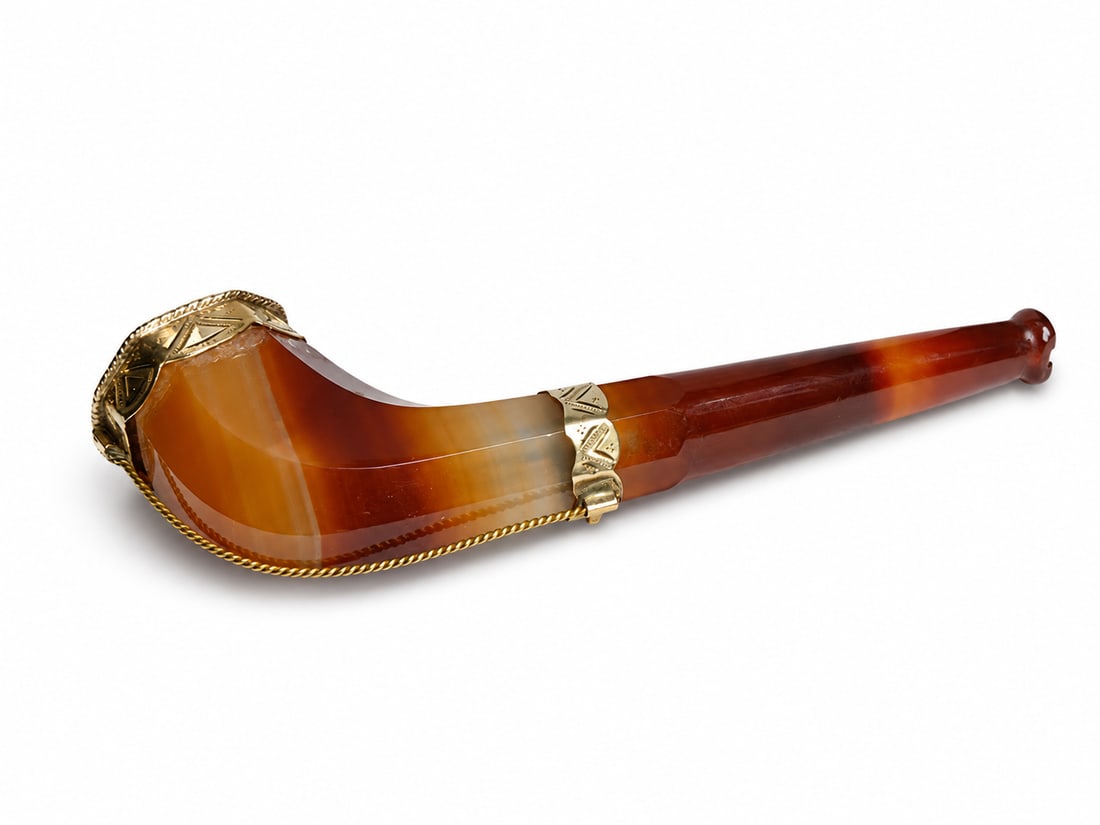 ANTIQUE BANDED AGATE AND GOLD MOUNTED PIPE: ANTIQUE BANDED AGATE AND GOLD MOUNTED PIPE,18.5 grams, testing 14 ct. gold.L. 8.6 cm.