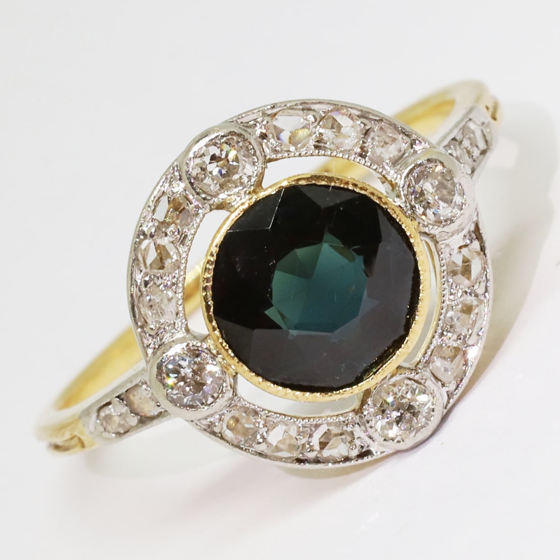 ART-DECO SAPPHIRE AND DIAMOND CLUSTER RING: ART-DECO SAPPHIRE AND DIAMOND CLUSTER RING,3,4 grams, testing 18 ct. gold.Sapphire of approx. 1.73 ct.Bright and lively diamonds.Size P 1/2.