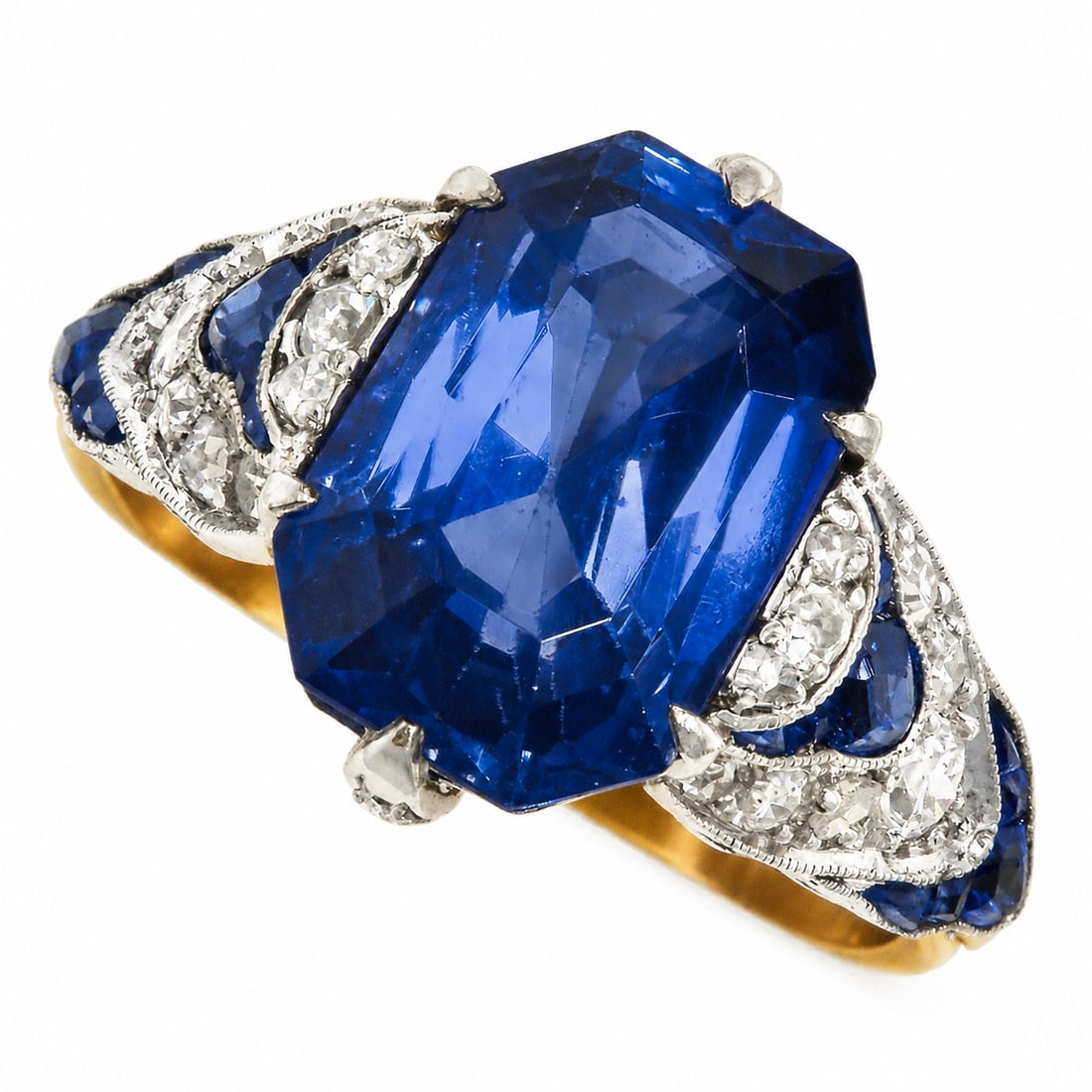FINE CERTIFICTED ART-DECO CEYLON SAPPHIRE AND DIAMOND RING: FINE CERTIFICTED ART-DECO CEYLON SAPPHIRE AND DIAMOND RING,4,9 grams, testing high carat gold and platinum.Rich and vibrant sapphire of approx. 5.76 ct. (Certificated, Ceylon, No Heat).The shoulders
