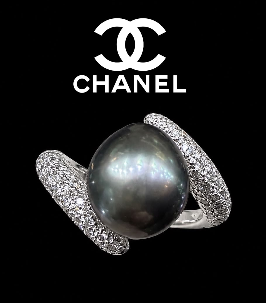 CHANEL PEARL AND DIAMOND TWIST RING: CHANEL PEARL AND DIAMOND TWIST RING,5.6 grams, 18 ct. gold.Large Tahitian pearl of approx. 11.1 x 9.68 mm.Diamonds bright and lively.Signed Chanel, numbered.Size M.