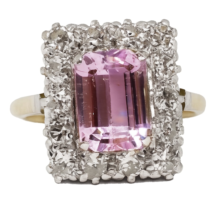 FINE KUNZITE AND DIAMOND CLUSTER RING: FINE KUNZITE AND DIAMOND CLUSTER RING,6,2 grams, 18 ct. gold.Rich and vibrant kunzite of approx. 3.60 ct.Diamonds bright and lively, totalling approx. 1.70 ct.Size M.