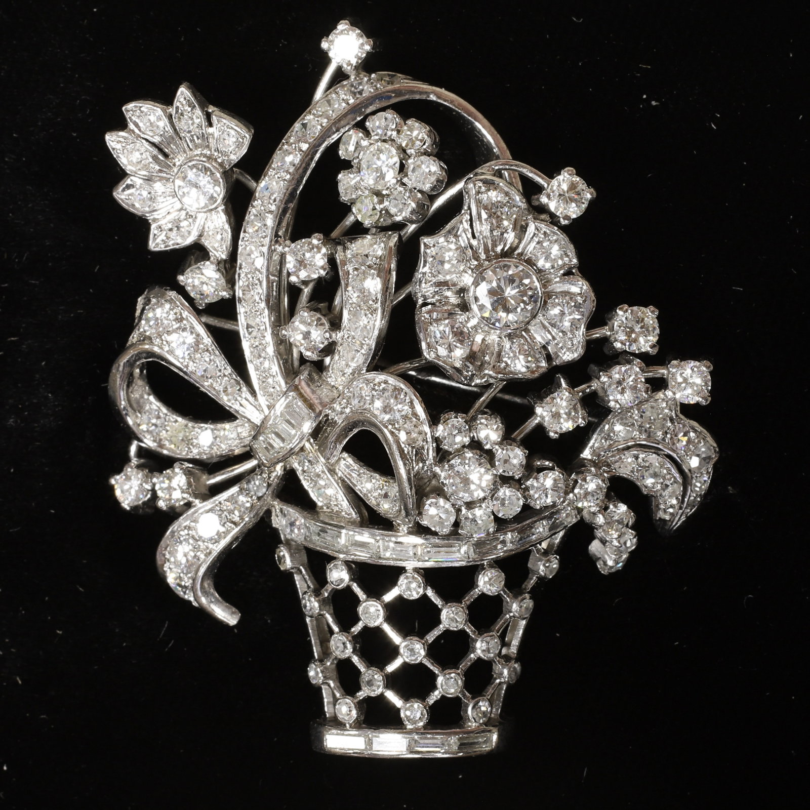 FINE LARGE DIAMOND GIARDINETTO BROOCH: FINE LARGE DIAMOND GIARDINETTO BROOCH,27,3 grams, testing platinum.Bright and lively mixed cut diamonds, totalling approx. 4.50 ct.L. 5.1 cm.Fitted case.