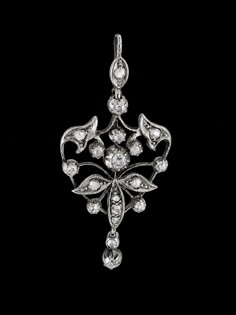 VICTORIAN DIAMOND PENDANT: VICTORIAN DIAMOND PENDANT,4,6 grams.Diamonds bright and lively.L. 4.8 cm.