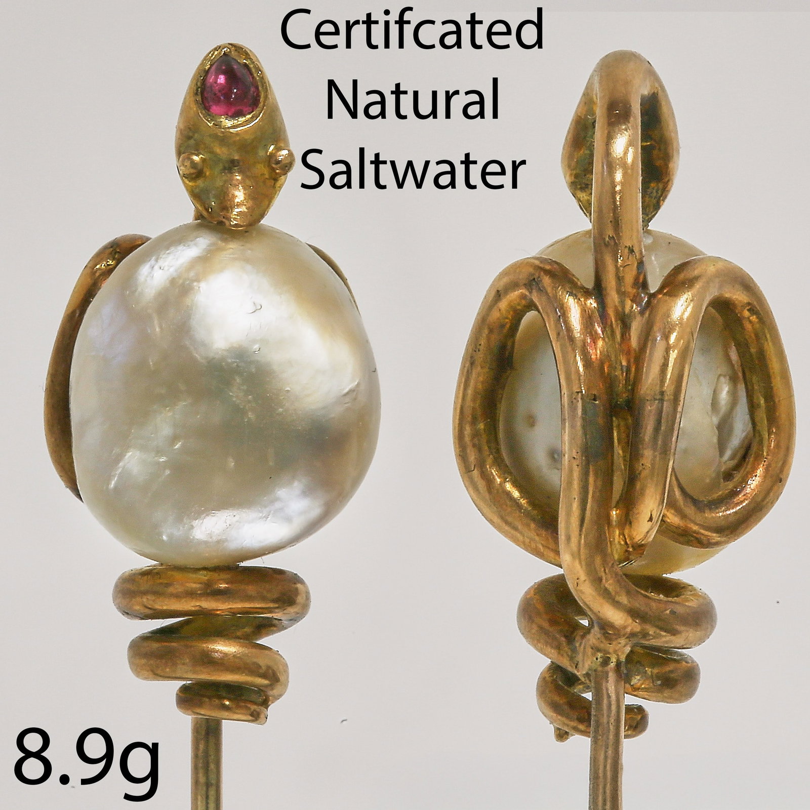 FINE CERTIFICATED NATURAL SALTWATER PEARL SNAKE STICKPIN: FINE CERTIFICATED NATURAL SALTWATER PEARL SNAKE STICKPIN,8,9 grams. testing high carat gold.Large pearl of approx. 13,92 x 12,66 x 11,22 mm. (Certificated, Natural, Saltwater).Encased by a snake.See