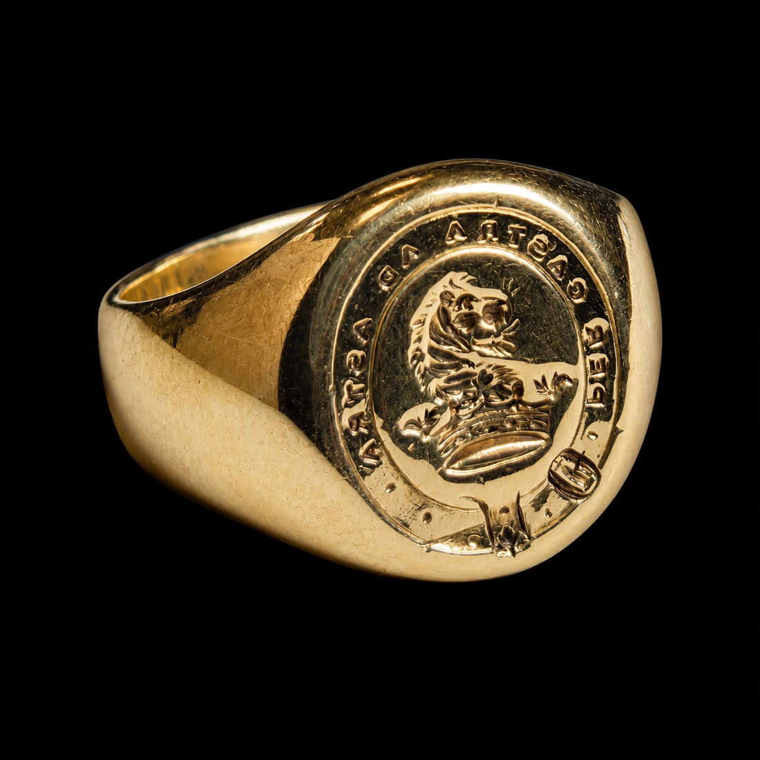 18 CT. GOLD SEAL RING: 18 CT. GOLD SEAL RING,11.6 grams, 18 ct. gold.The seal with engraved crest and text: Per Castra ad Astra.Size R 1/2.
