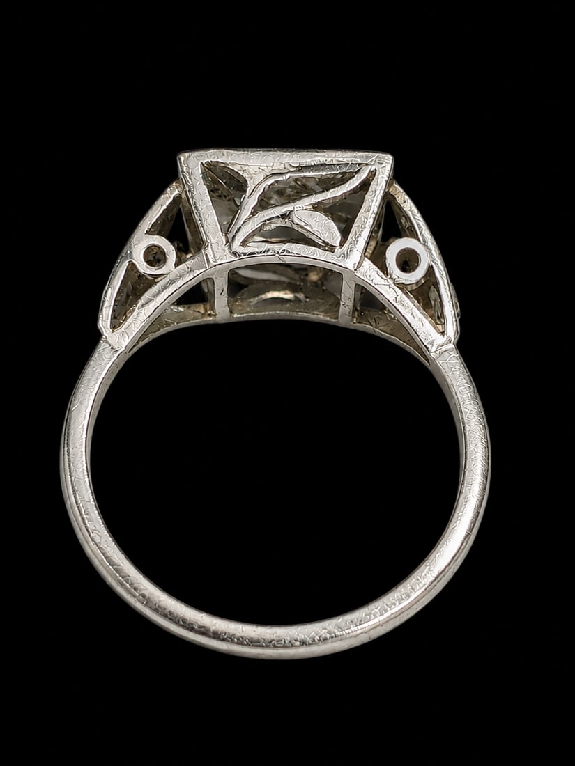 ART-DECO DIAMOND RING: ART-DECO DIAMOND RING,5 grams, testing platinum.Bright and lively old cut diamonds, totalling approx. 1.25 ct.Size N 1/2.
