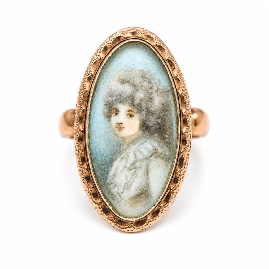 GEORGIAN GOLD PORTRAIT RING: GEORGIAN GOLD PORTRAIT RING,4 grams.Depicting a finely painted portrait of a young woman.L. head 2.8 cm.Size N 1/2