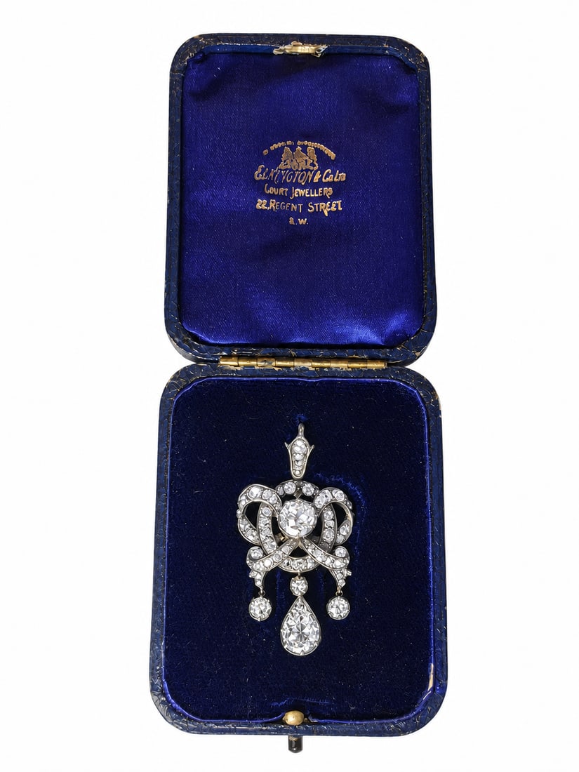 EXQUISITE VICTORIAN DIAMOND PENDANT, CIRCA 1880: EXQUISITE VICTORIAN DIAMOND PENDANT, CIRCA 1880 6.9 grams A beautifully intricate Victorian pendant set with approximately 4.55 carats of old-cut diamonds, featuring a principal diamond of 1.06