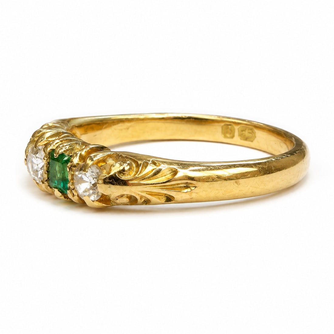 EMERALD AND DIAMOND 5-STONE RING: EMERALD AND DIAMOND 5-STONE RING,3,3 grams,18 ct. gold.Rich and vibrant emeralds.Diamonds bright and lively.Size O 1/2.
