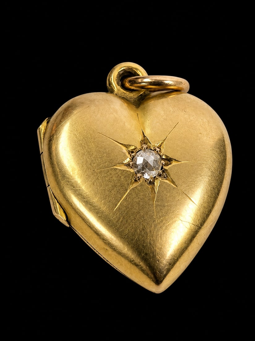 DIAMOND HEART LOCKET GOLD PENDANT: DIAMOND HEART LOCKET GOLD PENDANT,4,6 grams,Bright and lively old cut diamond.L. 2.7 cm.