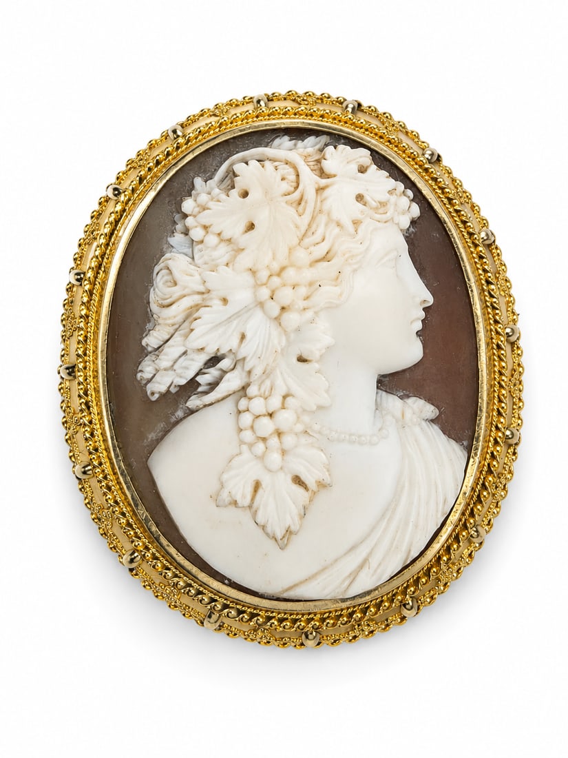 19TH CENTURY GOLD SHELL CAMEO BROOCH: 19TH CENTURY GOLD SHELL CAMEO BROOCH 28.6 grams fine craving in great condition L 5.1 cm W 4.5 cm