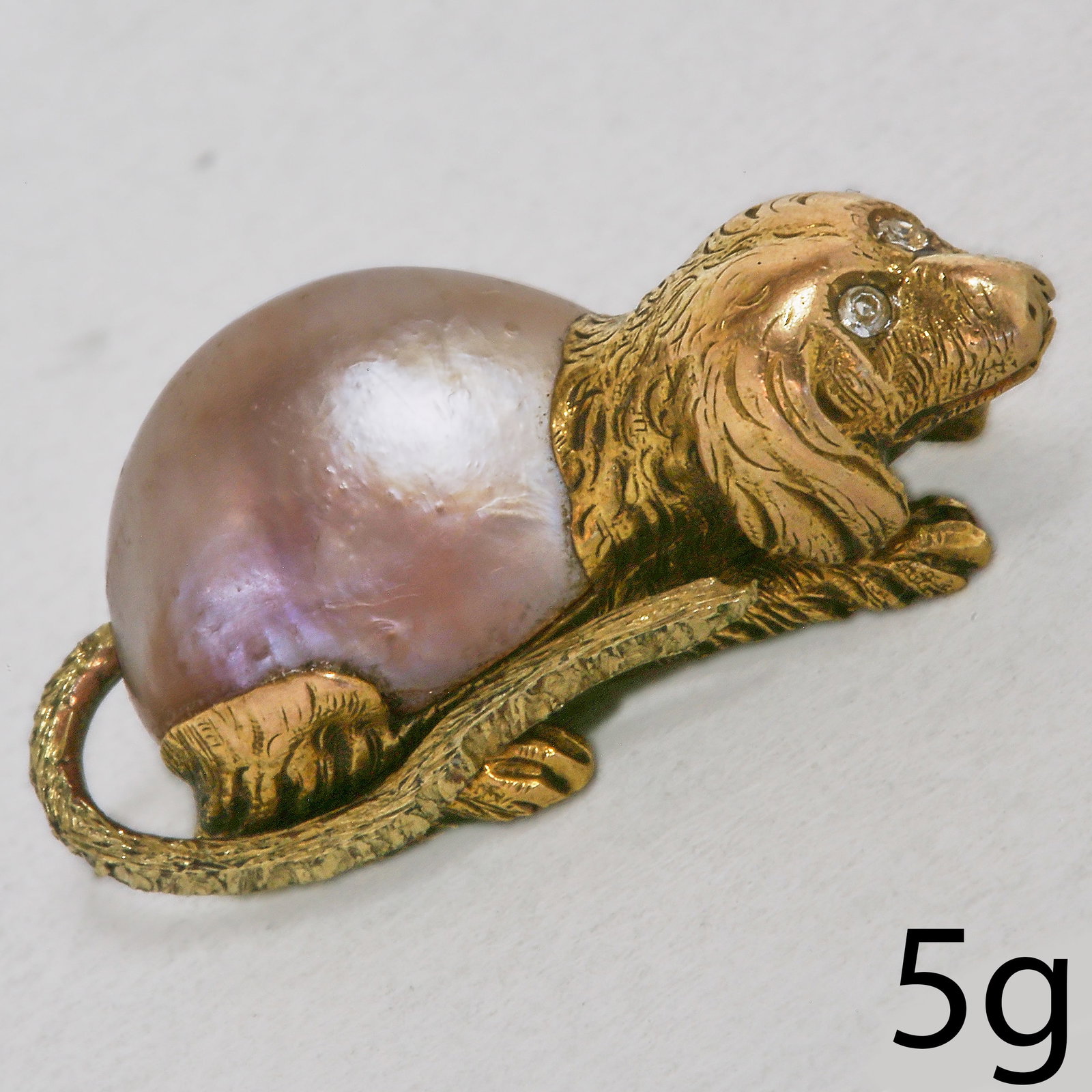 CHARMING NATURAL SALTWATER PEARL AND DIAMOND DOG,: CHARMING NATURAL SALTWATER PEARL AND DIAMOND DOG,5 grams fine natural pearl (verbal, GCS) lively diamonds fine craftsmanship W 2.6 cm