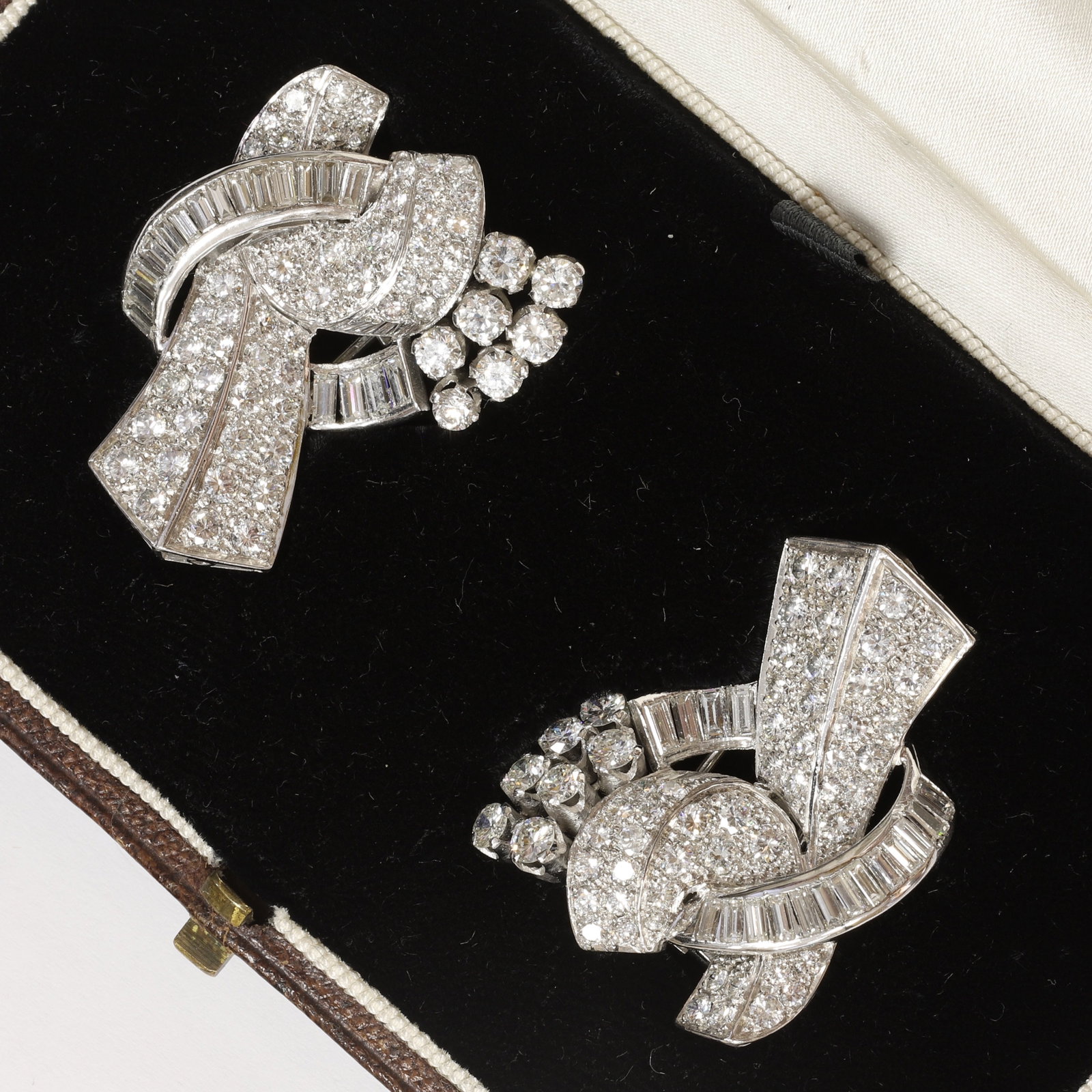 FANTASTIC DIAMOND DOUBLE CLIP BROOCH: FANTASTIC DIAMOND DOUBLE CLIP BROOCH,33 grams, testing high carat gold.Bright and lively mixed cut diamonds, totalling approx. 14 ct.Wearable as 1 brooch with separate mount or as 2 individual clips.L