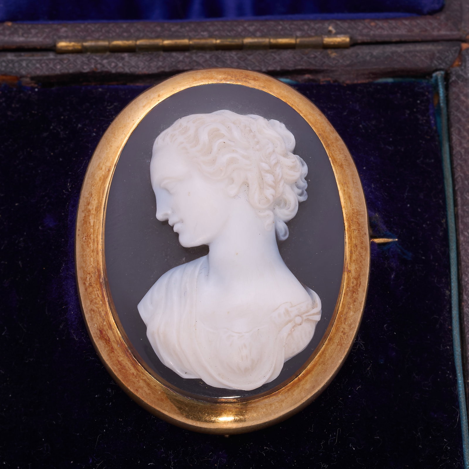 ANTIQUE GOLD HARD STONE CAMEO BROOCH: ANTIQUE GOLD HARD STONE CAMEO BROOCH 33.7 grams cameo in great condition L 4.9 cm W 3.5 cm fitted box