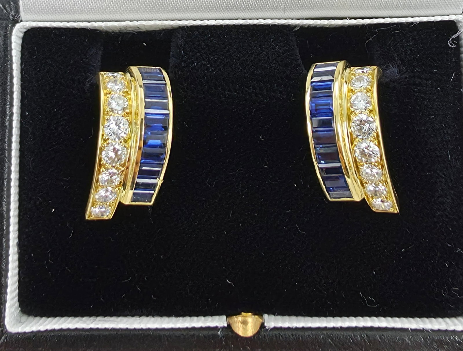 VAN CLEEF & ARPELS SAPPHIRE AND DIAMOND EARRINGS.: VAN CLEEF & ARPELS SAPPHIRE AND DIAMOND EARRINGS.9.5 gram, 18 ct gold.Set with sapphires and diamonds.Signed and numbered VCA.