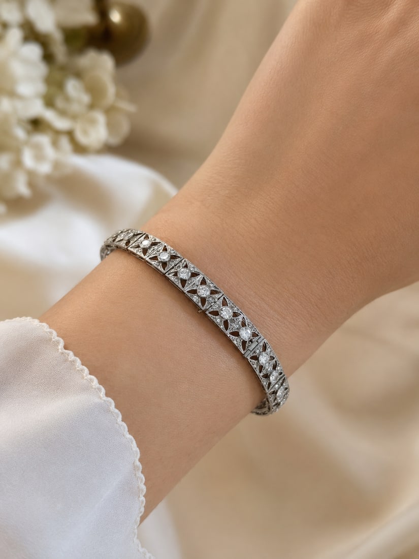 FINE PLATINUM AND DIAMOND BRACELET,: FINE PLATINUM AND DIAMOND BRACELET,20.5 grams.Diamonds bright and lively, totalling approx. 3.50 ct.L. 18 cm.