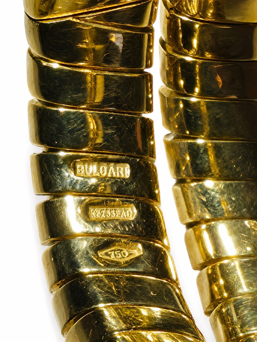 BULGARI TUBOGAS SERPENTINI TOURMALINE RING: BULGARI TUBOGAS SERPENTINI TOURMALINE RING,10.5 grams, 18 ct. gold.Rich and vibrant tourmaline.Signed Bvlgari.Stretchable tubogas link, smallest size K 1/2