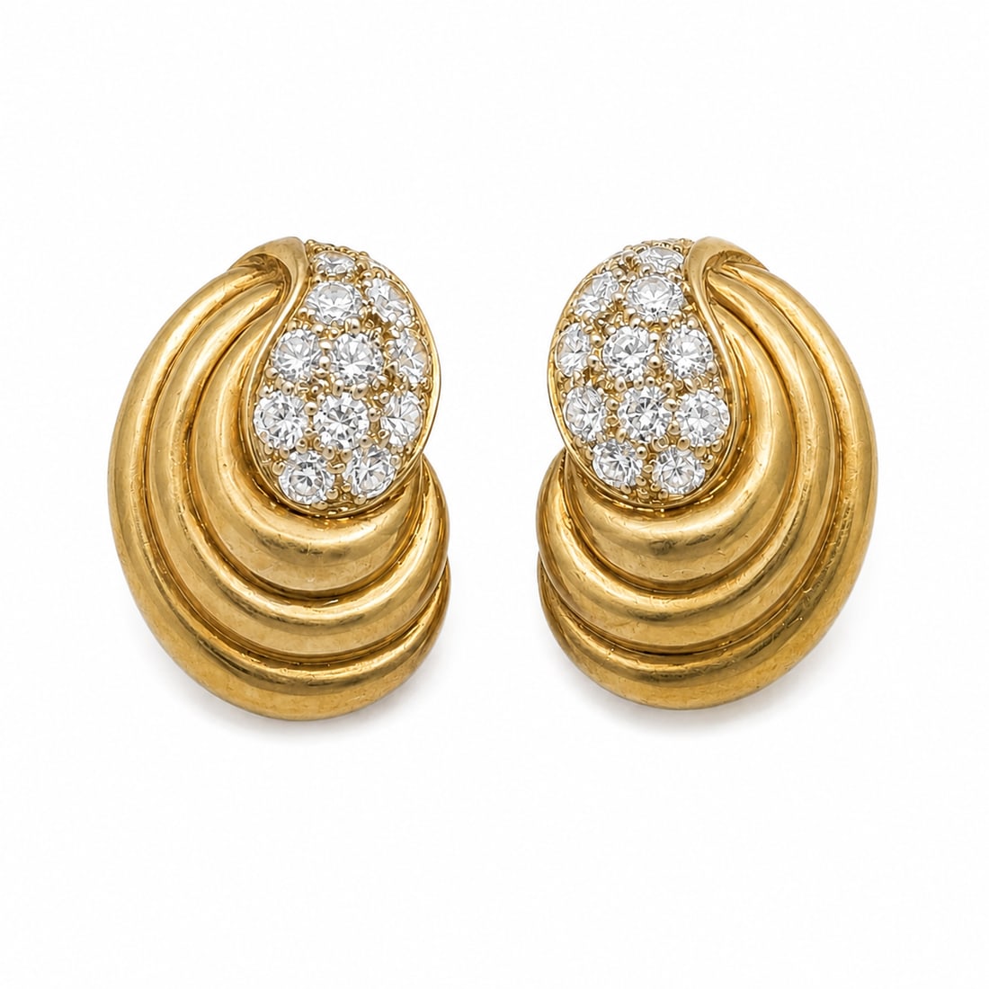 PAIR OF DIAMOND SWIRL EARRINGS,: PAIR OF DIAMOND SWIRL EARRINGS,8.3 grams, 18 ct. gold.Diamonds bright and lively.L. 1.7 cm.