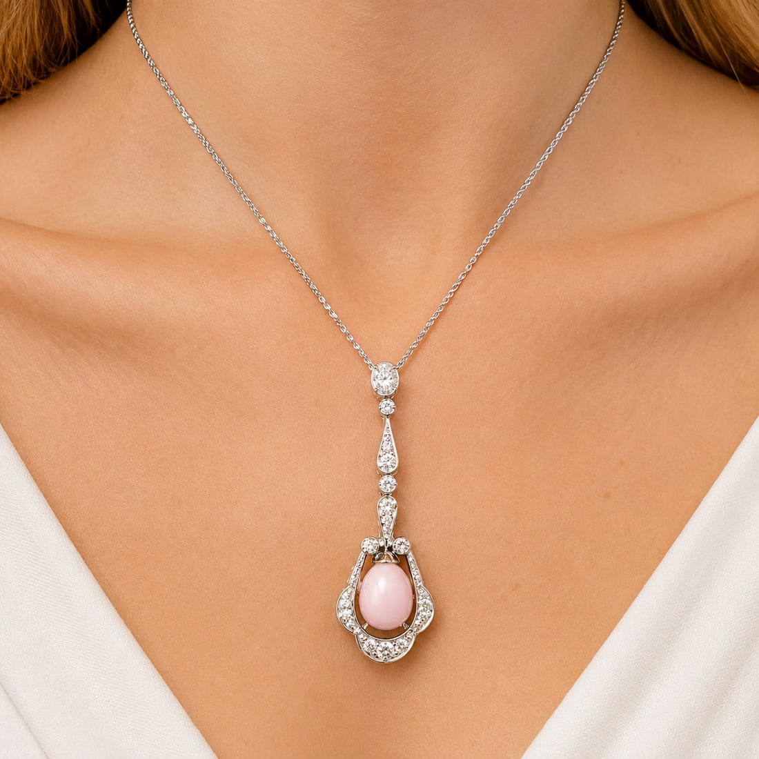 ELEGANT EDWARDIAN CONCH PEARL AND DIAMOND PENDANT NECKLACE: ELEGANT EDWARDIAN CONCH PEARL AND DIAMOND PENDANT NECKLACE 4.4 grams platinum and high carat gold vibrant conch pearl with lively diamonds in great condition pendant L 3.9 cm chain L 43 cm