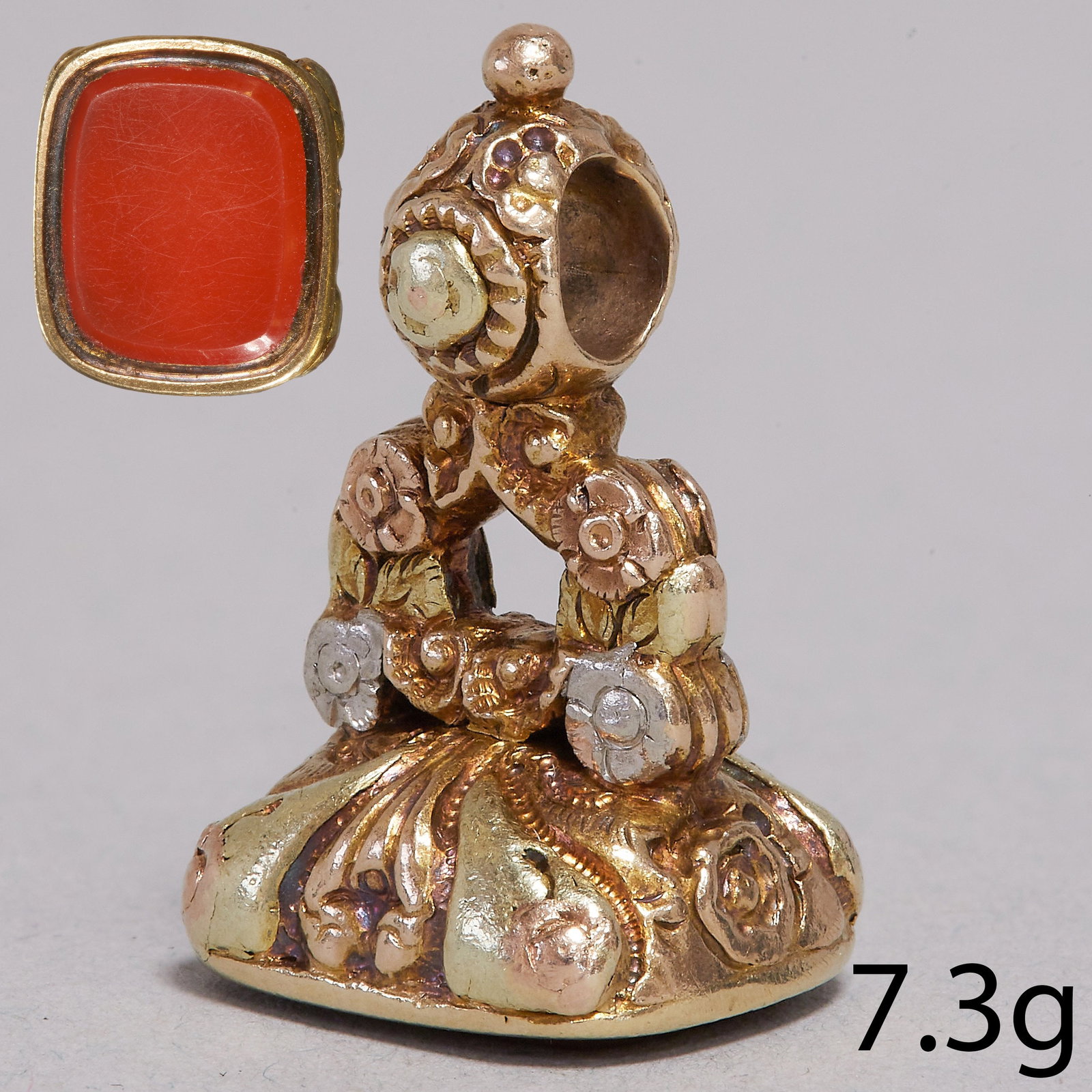 ANTIQUE 3 COLOUR GOLD FOB SEAL: ANTIQUE 3 COLOUR GOLD FOB SEAL,7.3 grams, testing high carat gold.Fine floral relief design in 3 colour gold.L. 2.4 cm.
