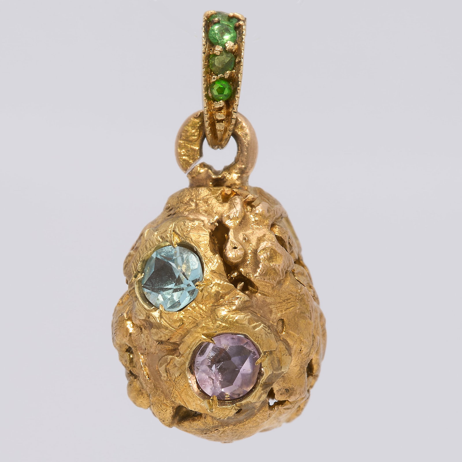 GEM SET RUSSIAN EGG PENDANT: GEM SET RUSSIAN EGG PENDANT 1.9 grams set with vibrant, aquamarine, amethyst and demantoid garnets. in great condition L 1.9 cm