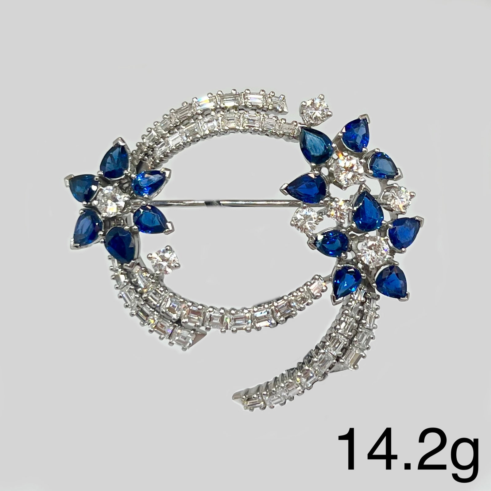ELEGANT SAPPHIRE AND DIAMOND BROOCH: ELEGANT SAPPHIRE AND DIAMOND BROOCH 14.2 grams 18 ct rich vibrant sapphires approx 4 ct bright lively diamonds approx 3.70 ct in excellent condition L 4 cm W 4.3 cm fitted box C238