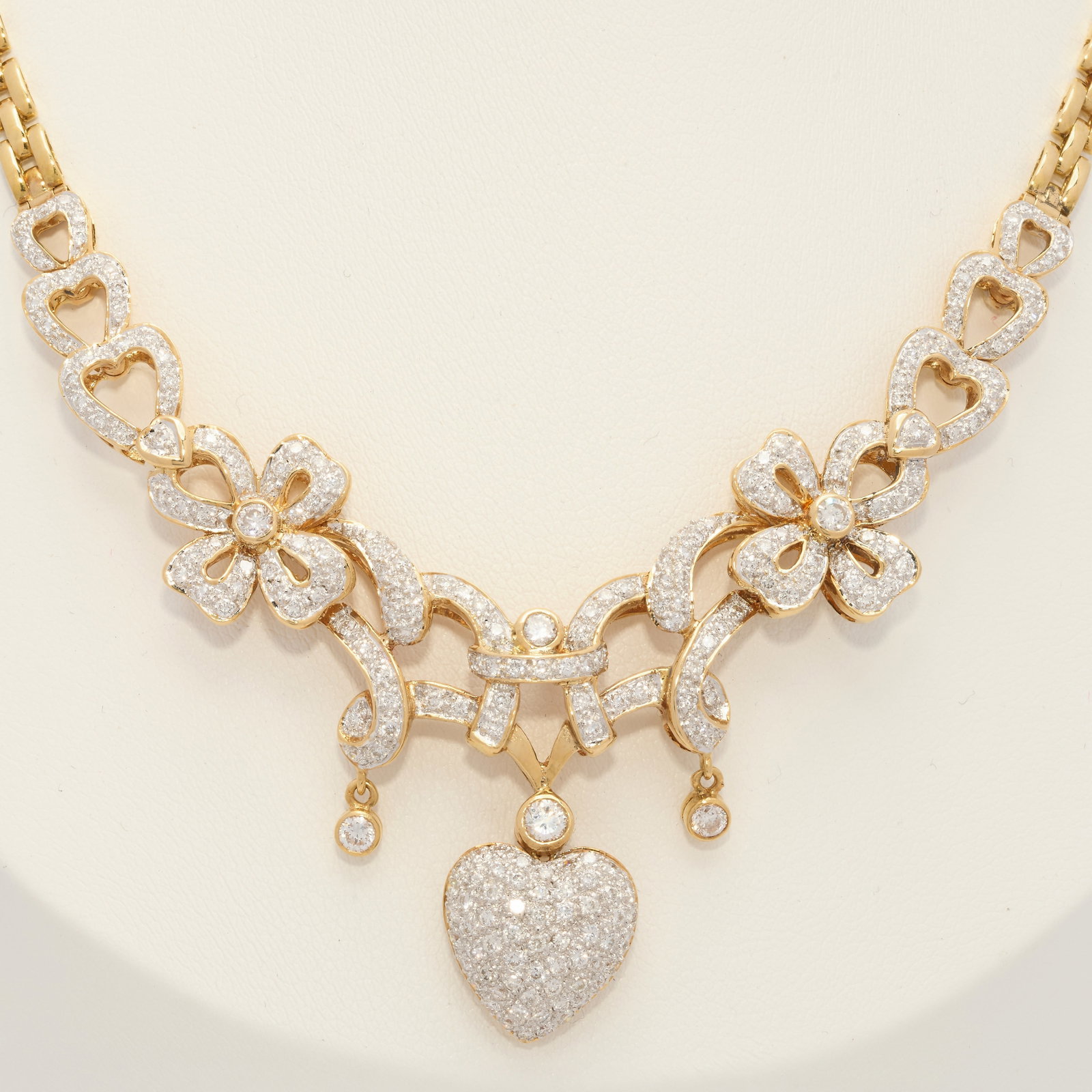 ELEGANT DIAMONDS HEART NECKLACE: ELEGANT DIAMONDS HEART NECKLACE 29 grams 18 ct bright lively diamonds approx 3.75 ct L 40 cm