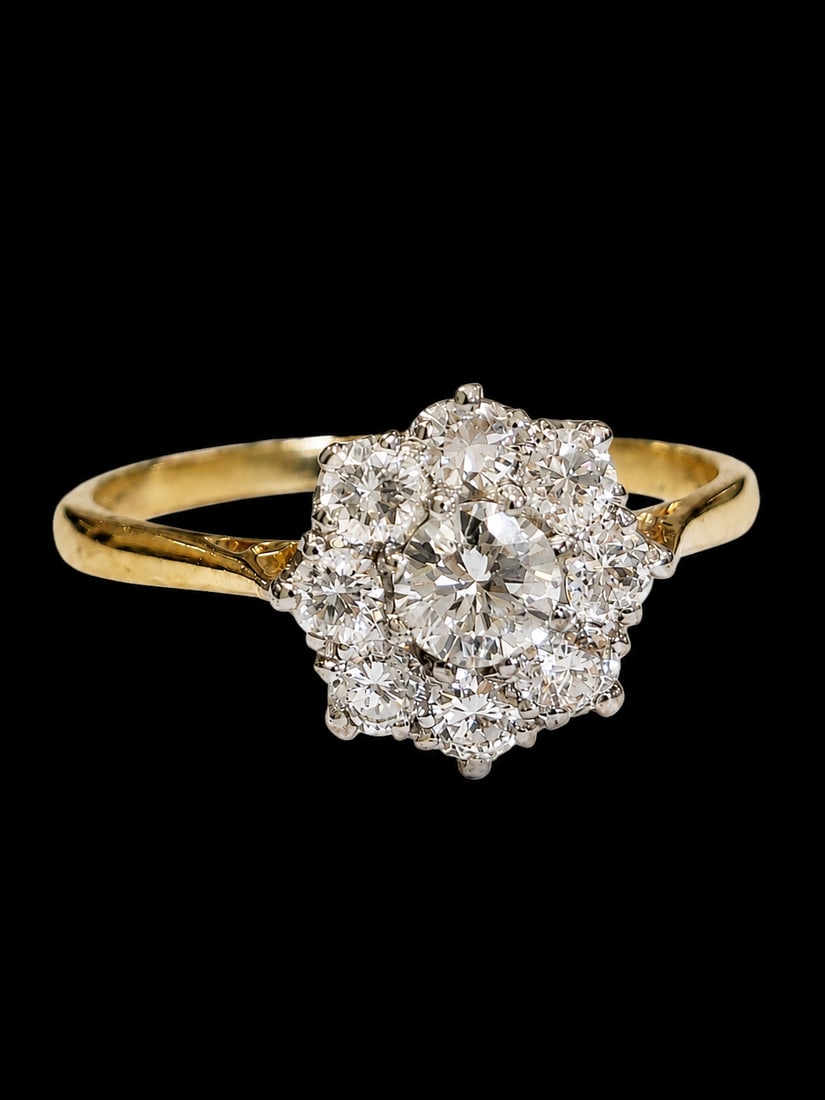DIAMOND CLUSTER RING.: DIAMOND CLUSTER RING.Set with bright and livelily diamondsSize P