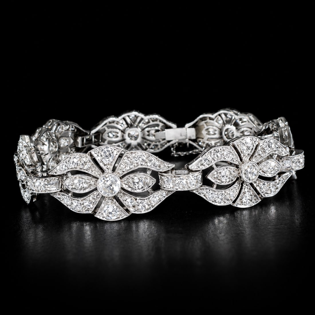 ART-DECO DIAMOND BRACELET: ART-DECO DIAMOND BRACELET,22.1 grams, testing high carat gold.Diamonds bright and lively, totalling approx. 4.50 ct.L. 18 cm.