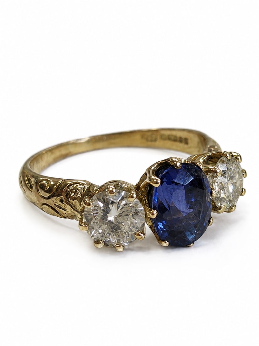 SAPPHIRE AND DIAMOND 3-STONE RING,: SAPPHIRE AND DIAMOND 3-STONE RING,3,6 grams, testing 18 ct. gold.Rich and vibrant sapphire of approx. 1.55 ct.Diamonds bright and lively, totalling approx. 0.96 ct.Size M 1/2