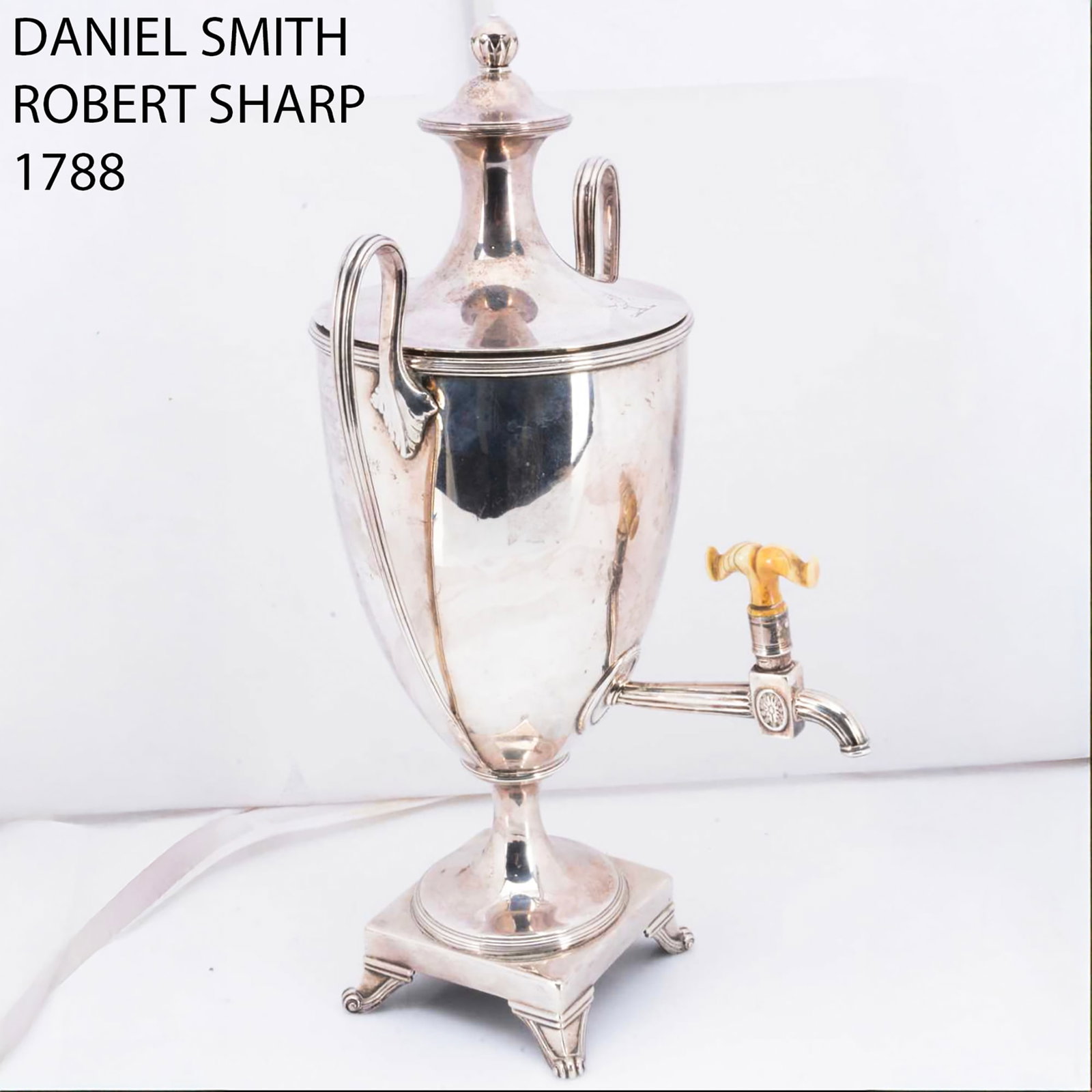 FINE GEORGE III SILVER SAMOVAR (TEA URN), BY DANIEL SMITH & ROBERT SHARP. 1788.: FINE GEORGE III SILVER SAMOVAR (TEA URN), BY DANIEL SMITH & ROBERT SHARP. 1788.1.5 KG.In the neo-classical urn shaped, with high loop handles.Cover and body with engraved family crest of a