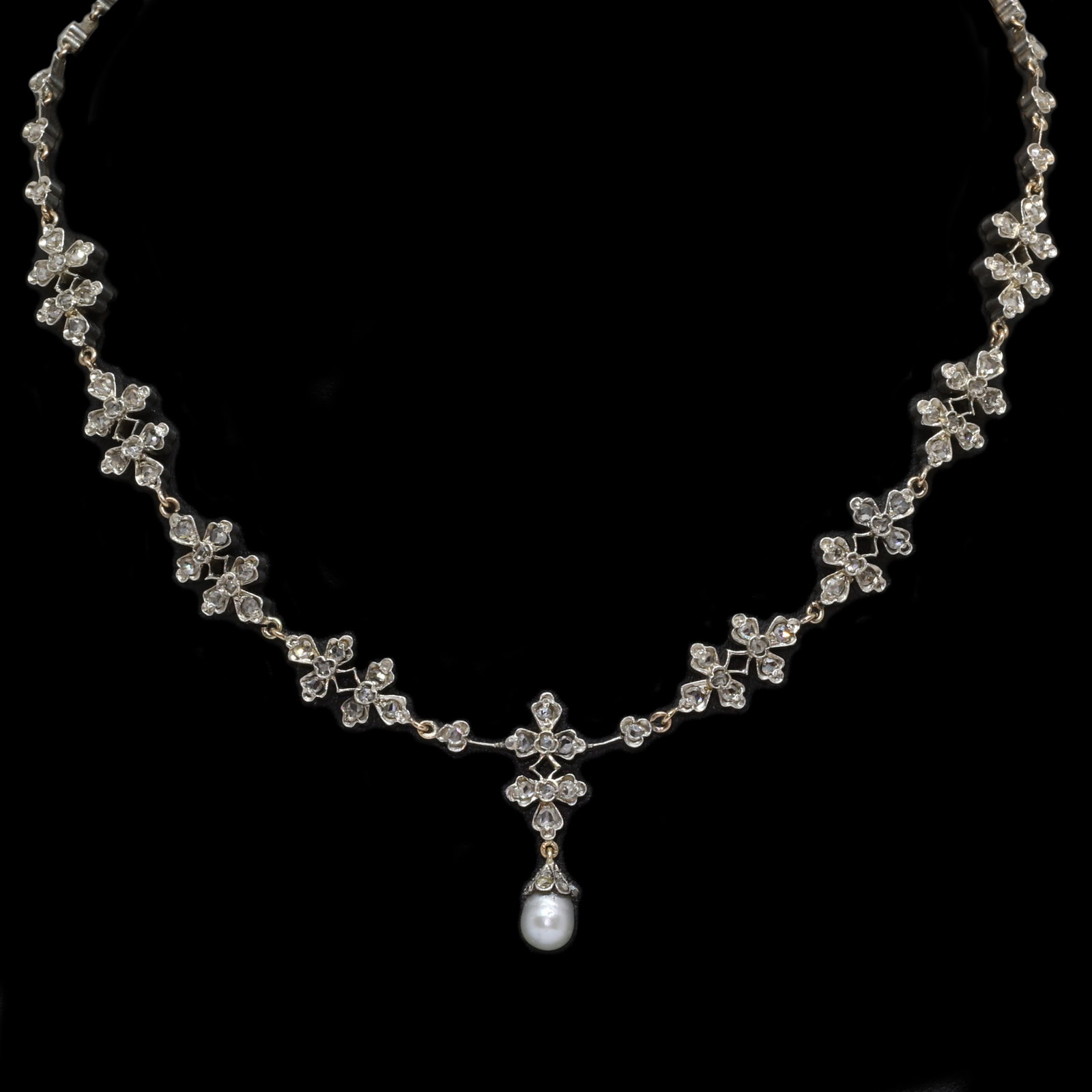 ANTIQUE DIAMOND AND PEARL NECKLACE,: ANTIQUE DIAMOND AND PEARL NECKLACE,20,6 grams. testing high carat gold and silver.Diamonds bright and lively.Suspending a black pearl drop (pearl untested).L. 38 cm.