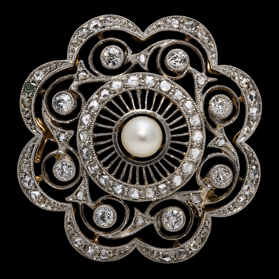 EDWARDIAN DIAMOND AND PEARL BROOCH: EDWARDIAN DIAMOND AND PEARL BROOCH 5.4 grams Platinum and high carat gold lively diamonds fine pearl , untested 3 cm diameter