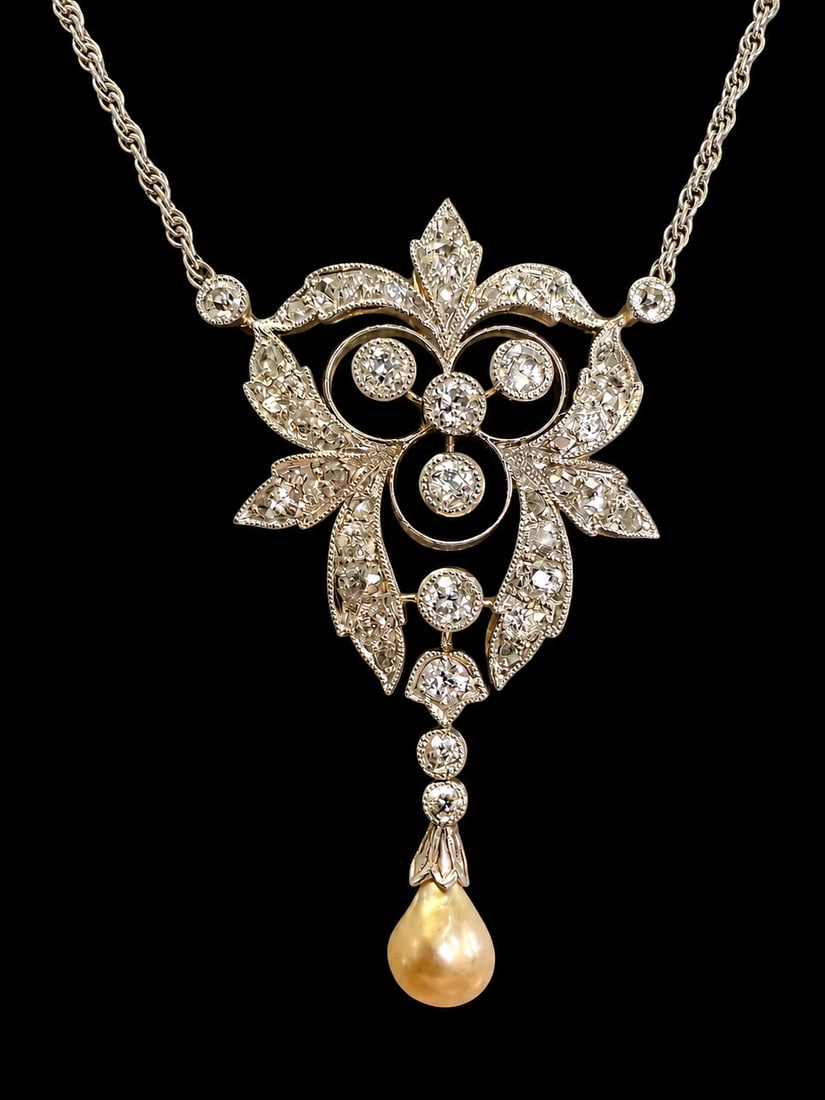 ELEGANT DIAMOND AND PEARL PENDANT NECKLACE: ELEGANT DIAMOND AND PEARL PENDANT NECKLACE 11.4 grams bright lively old cut diamonds pearl with lovely lustre, believed to be natural (untested)pendant L 4.6 cm chain L 38 cm