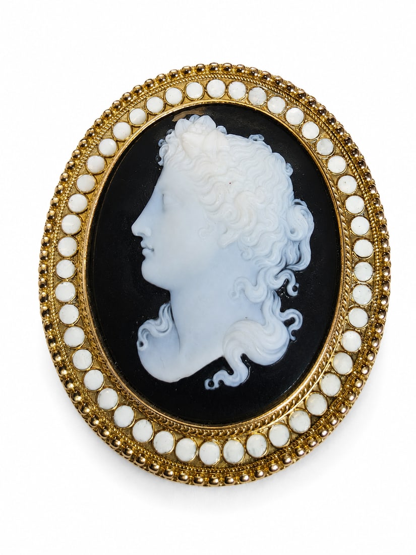 ANTIQUE HARD STONE GOLD AND ENAMEL CAMEO BROOCH: ANTIQUE HARD STONE GOLD AND ENAMEL CAMEO BROOCH 15.5 grams high carat gold fine carved cameo in great condition enamel in great condition L 4.6 cm W 3.8 cm