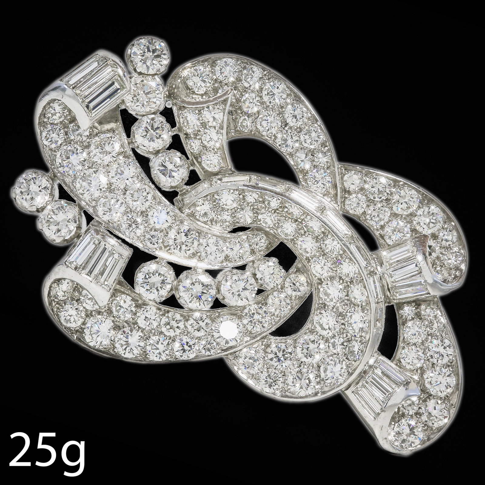 FANTASTIC ART-DECO DIAMOND CLIP BROOCH: FANTASTIC ART-DECO DIAMOND CLIP BROOCH,25 grams, testing platinum.Bright and lively mixed cut diamonds, totalling approx. 15 ct.Fine 3-dimensional design.W. 5.8 cm.