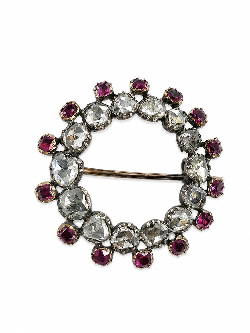 GEORGIAN DIAMOND AND RUBY BROOCH: GEORGIAN DIAMOND AND RUBY BROOCH 3 grams vibrant rubies lively diamonds in great condition 2.4 cm diameter