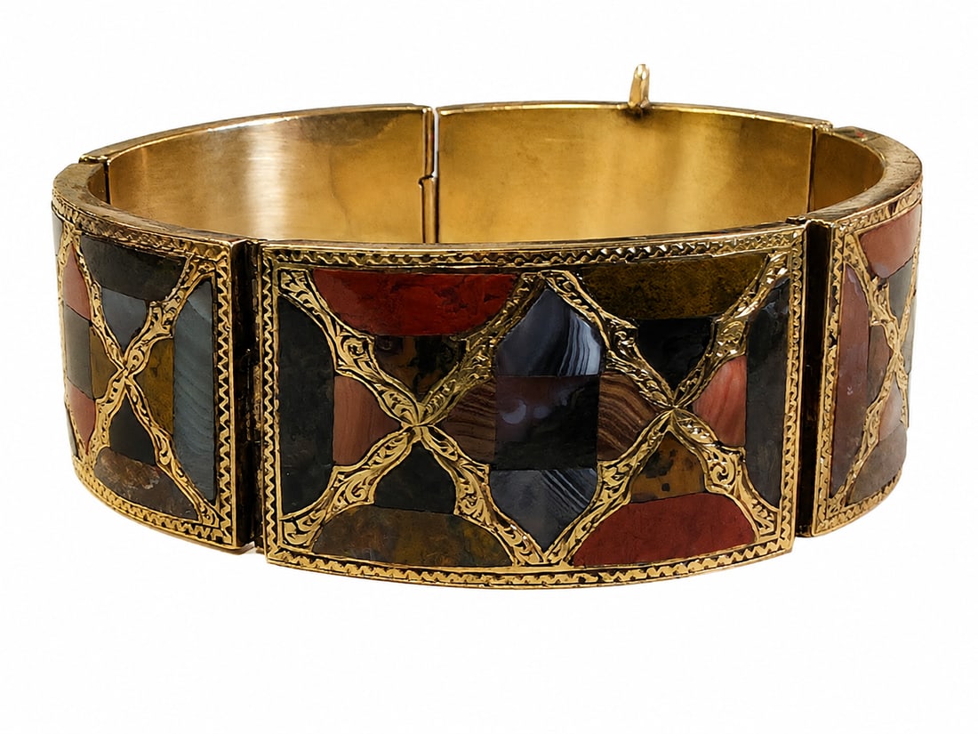 AN ANTIQUE YELLOW METAL SCOTTISH AGATE BRACELET: AN ANTIQUE GOLD SCOTTISH AGATE BRACELET 41.1 grams in great condition L 17.5 cm