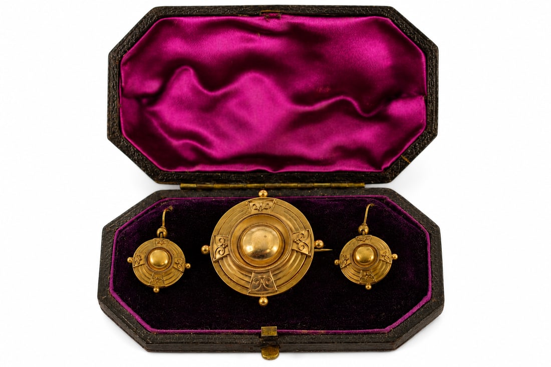 ETRUSCAN REVIVAL BROOCH AND EARRING SET: ETRUSCAN REVIVAL BROOCH AND EARRING SET 10 grams high carat gold in excellent condition locket back in great condition brooch diameter 3.6 cm earrings 2.7 cm antique box