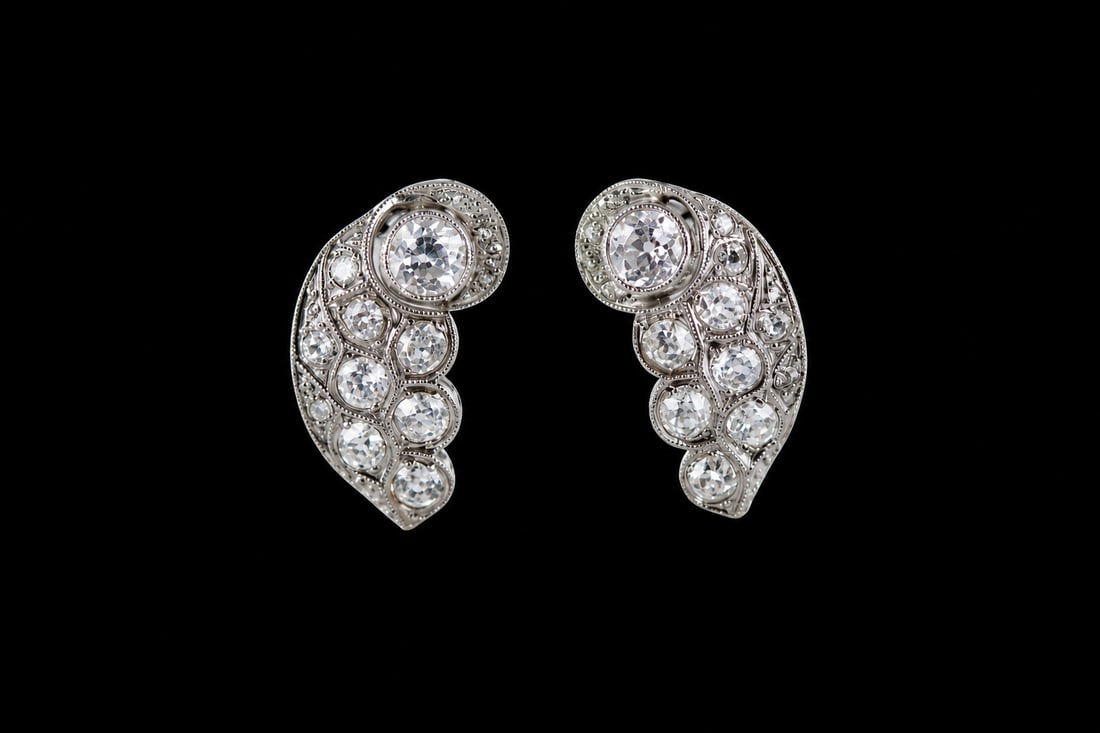 ELEGANT PAIR OF ART DECO DIAMOND EARRINGS: ELEGANT PAIR OF ART DECO DIAMOND EARRINGS 6.7 grams platinum bright lively old cut diamonds approx 2.50 ct L 2 cm
